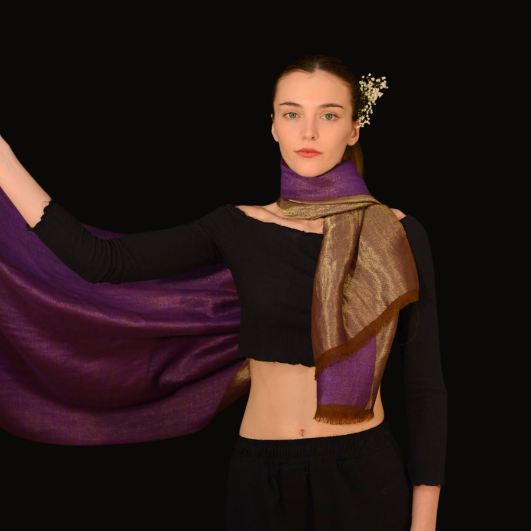 Pashmina puce worn by model