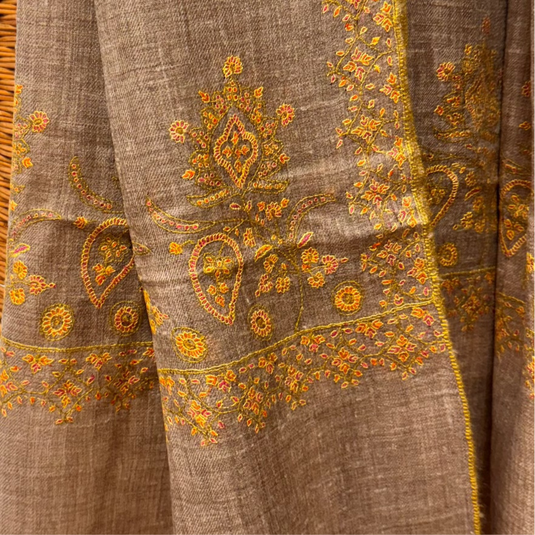 Cashmere Scarf with floral embroidery beige close up