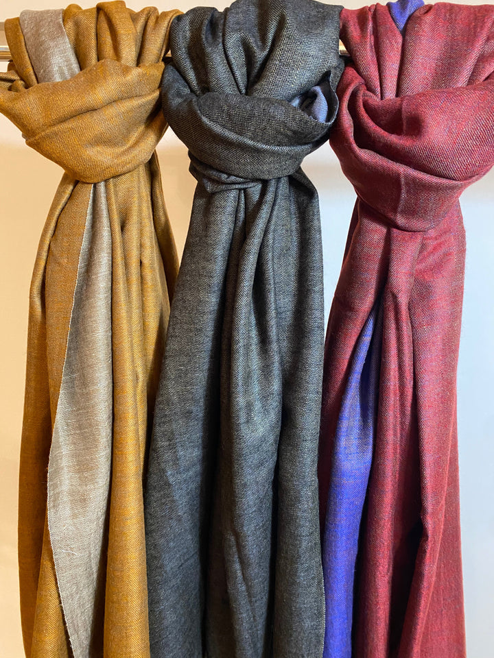 RAY Ladakhi Pashmina Wrap – Close-Up of Loose Handloom Weave Texture & Colour Detail | Indus Weavers