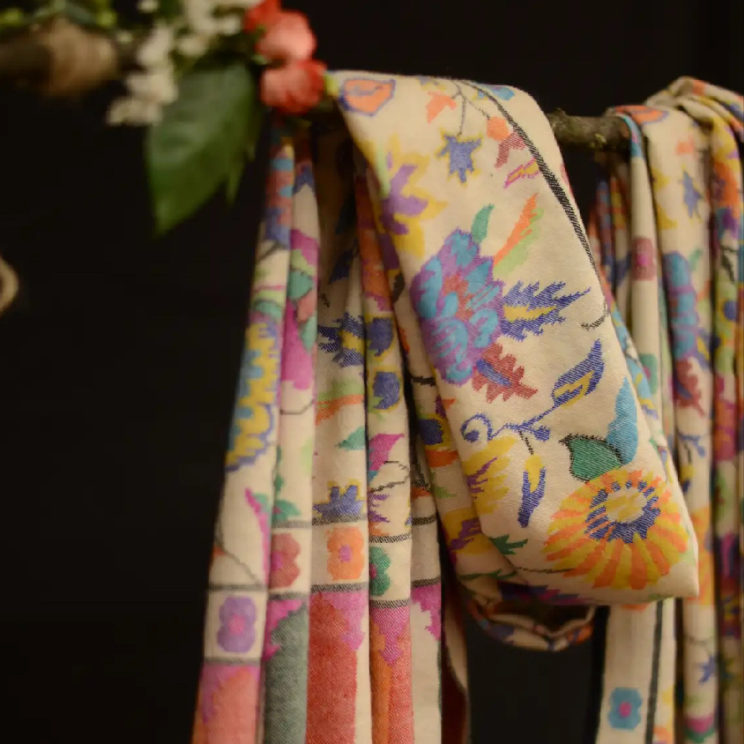 Pashmina Shawl Eris on a wooden branch