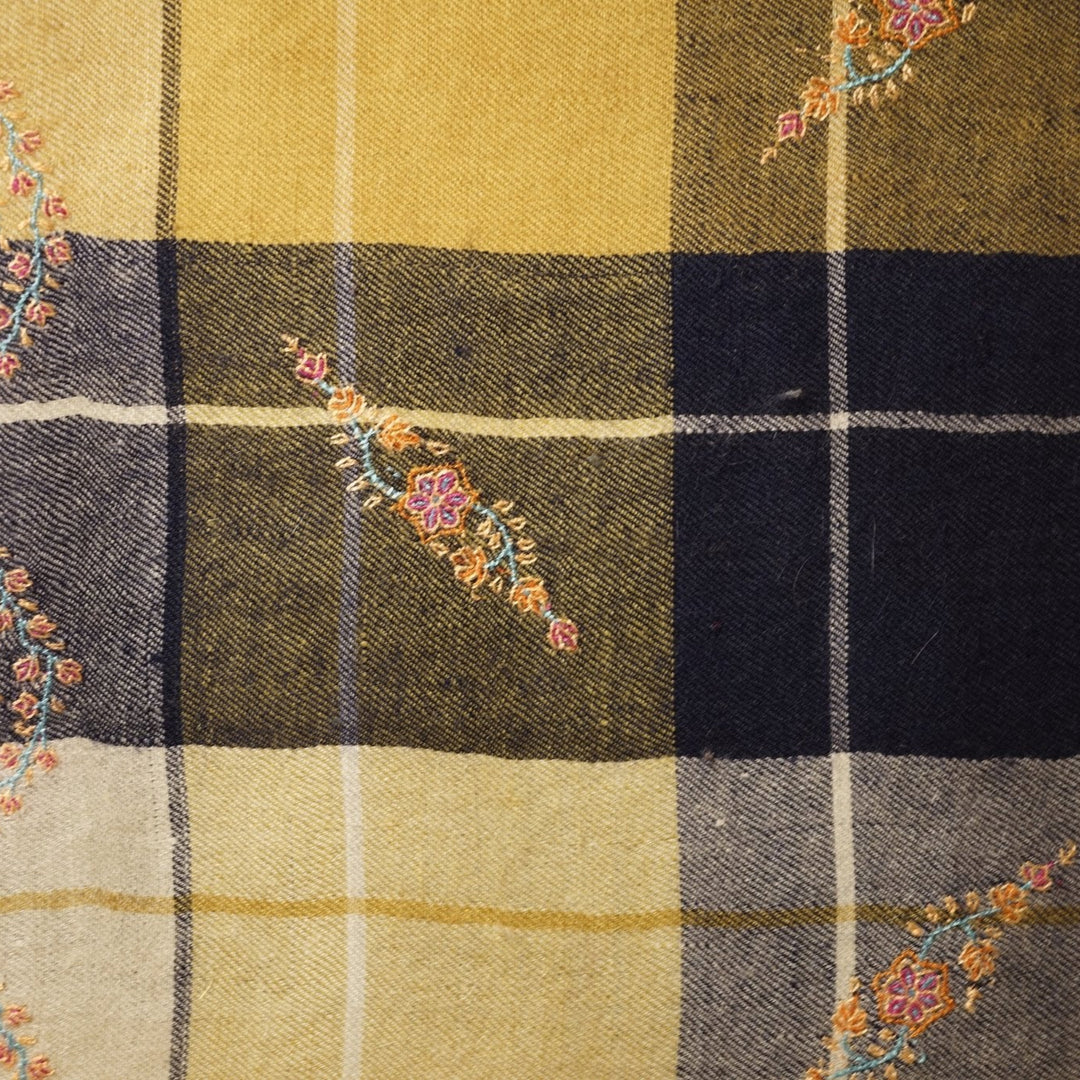 Reversible Pashmina shawl BEIL close up of embroidery