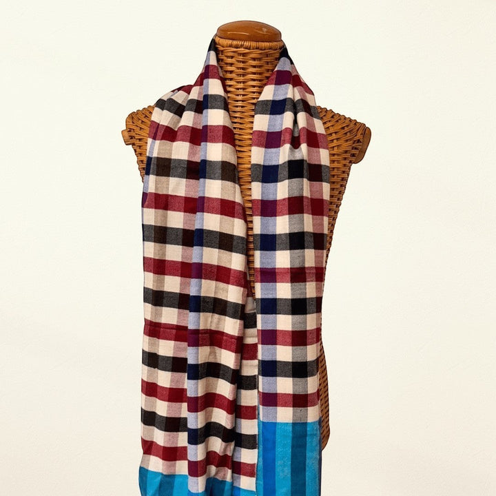 CHIP Pure Pashmina Scarf – Close-Up Checkered Weave Texture & Thread Detail | Indus Weavers