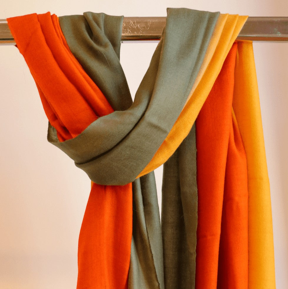 OMBRE Luxury Cashmere Wrap – Close-Up of Ombré Gradient & Handloom Texture | Indus Weavers