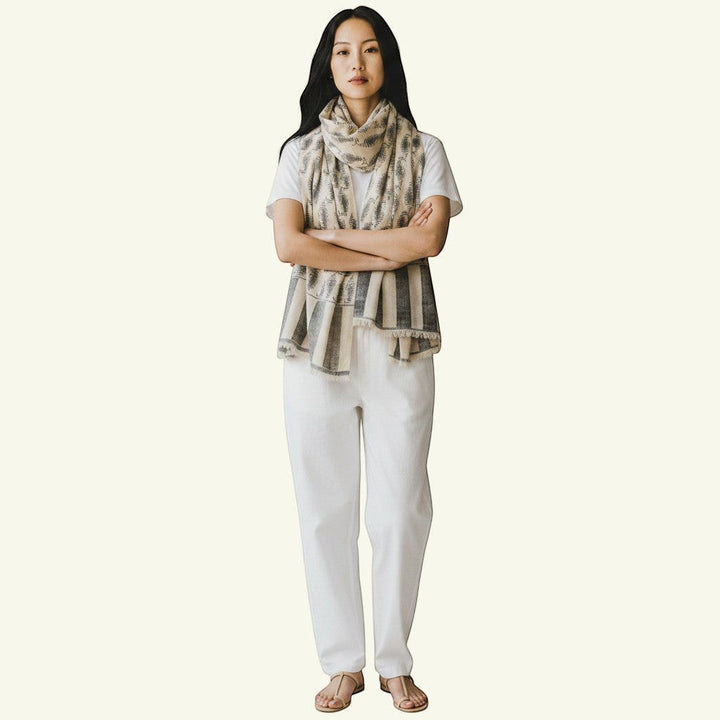 Indus Weavers handwoven white and black paisley Kani Pashmina shawl. 100% pure cashmere, 100x200cm.