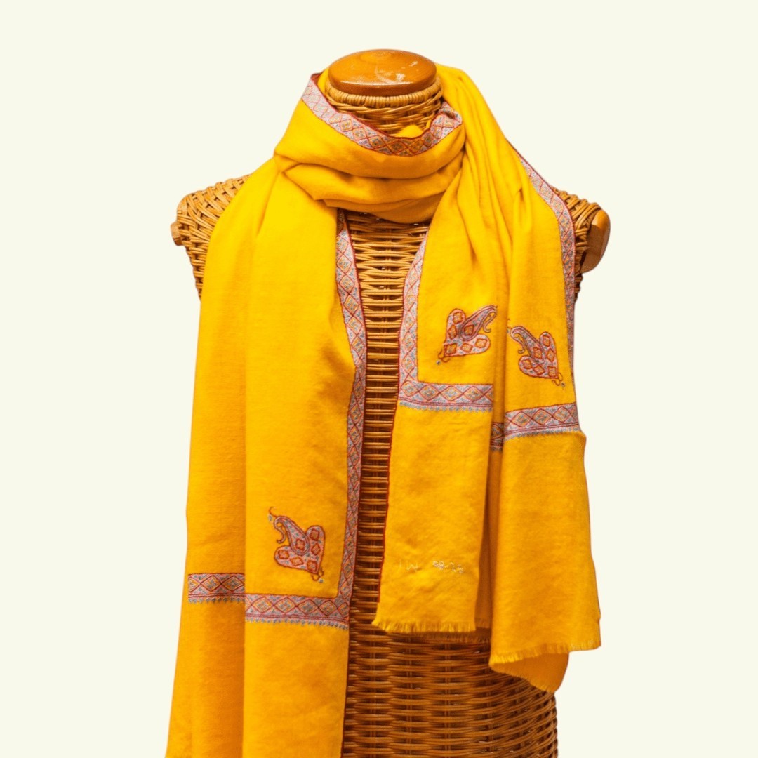 PILA Kashmiri Pashmina Shawl – Full View Soft Yellow Cashmere Wrap with Red & Green Hashidaar Sozni Border | Indus Weavers