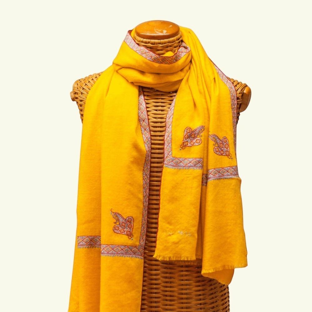 PILA Kashmiri Pashmina Shawl – Full View Soft Yellow Cashmere Wrap with Red & Green Hashidaar Sozni Border | Indus Weavers